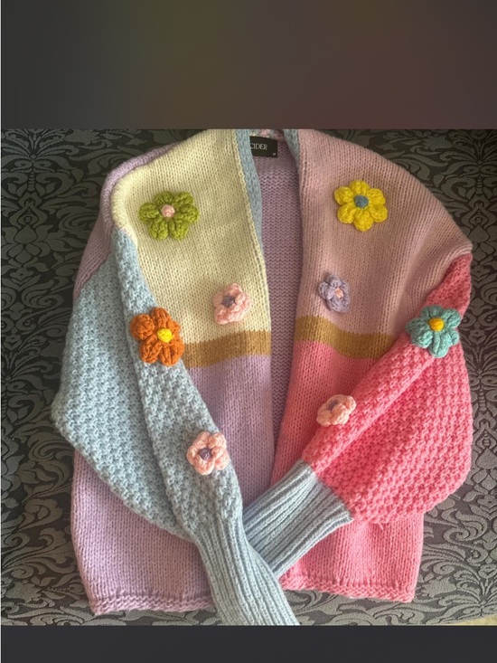 Cider Sweaters - Colorblock Floral Appliqué Open Cardigan Sweater - Pastel Pink/Blue